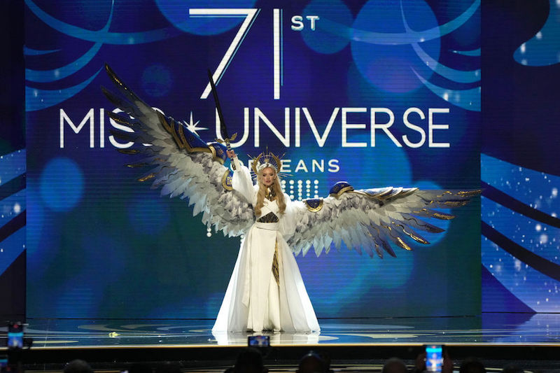Виктория Апанасенко на Мисс Вселенная костюм