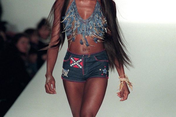 naomi-campbell-defile69574D66A-4CD0-F193-60A5-14C82E59FCB2.jpeg